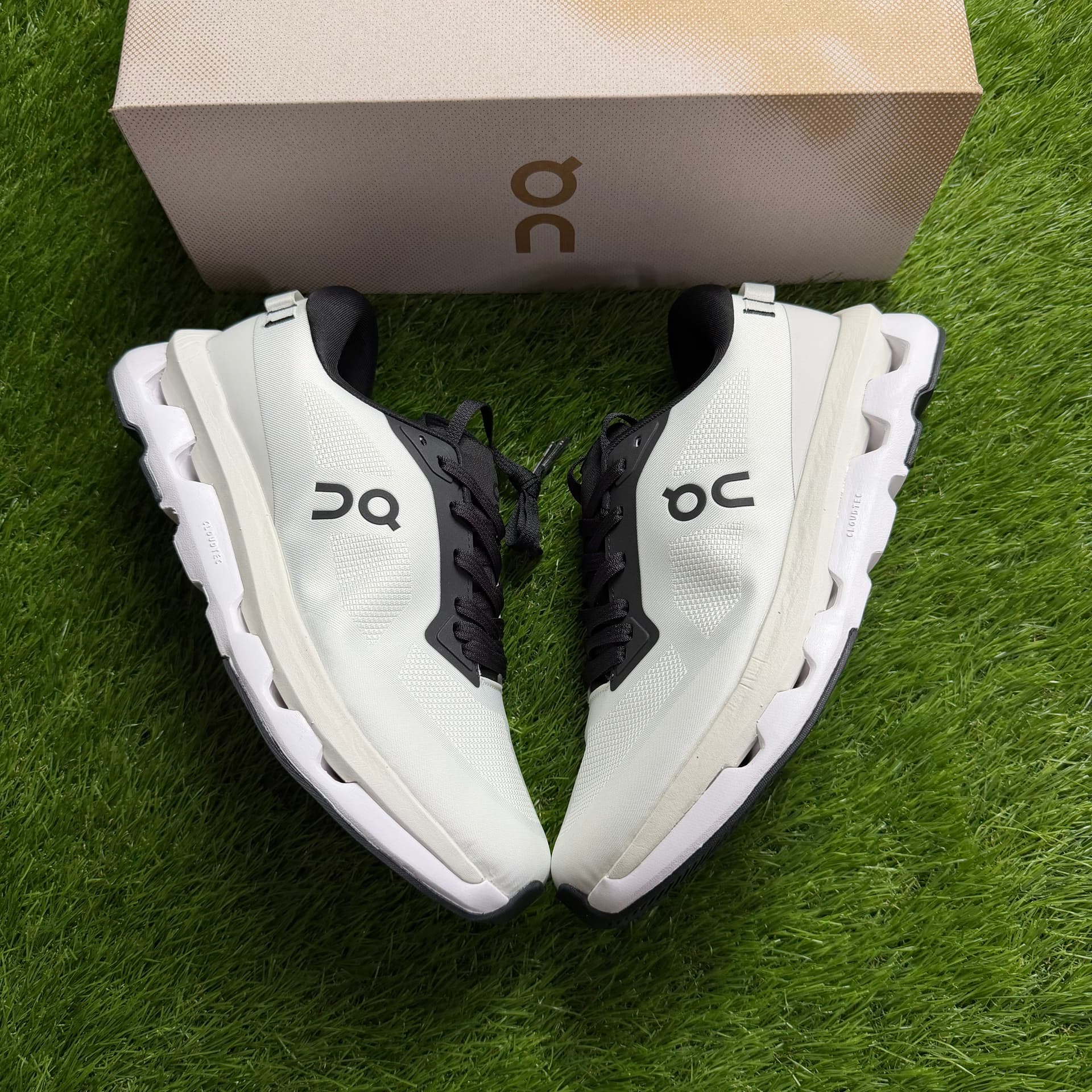 ON Running Cloudzone Ice Black
